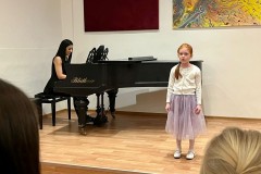 Třídní koncert Ani Vardanjan, Zuzany Benešové a Kláry Tažejové 29. 2.